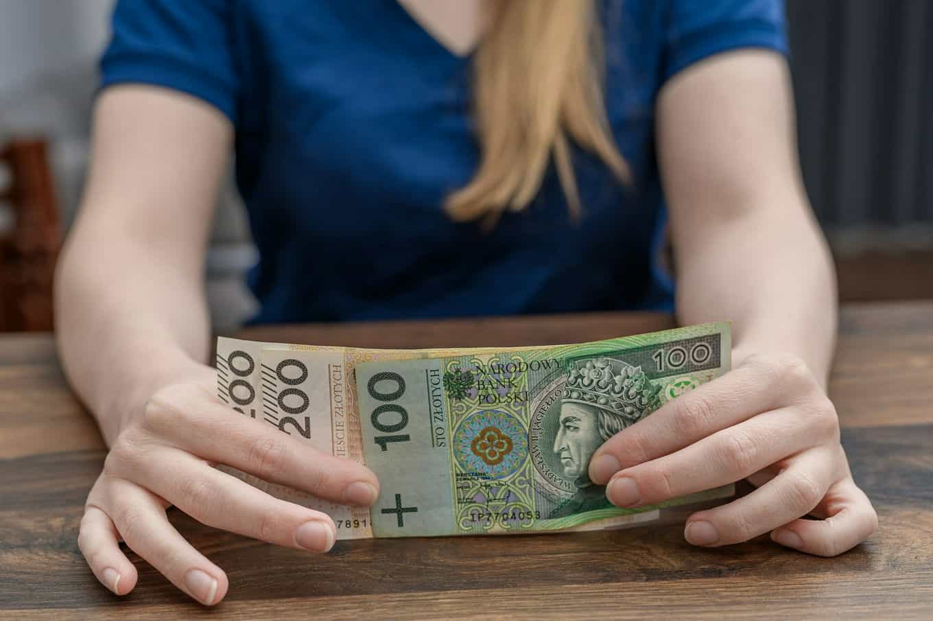 kobieta trzymająca banknoty
